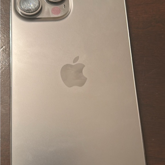 Smartphone with Gold Trim - Picture 3 of 3